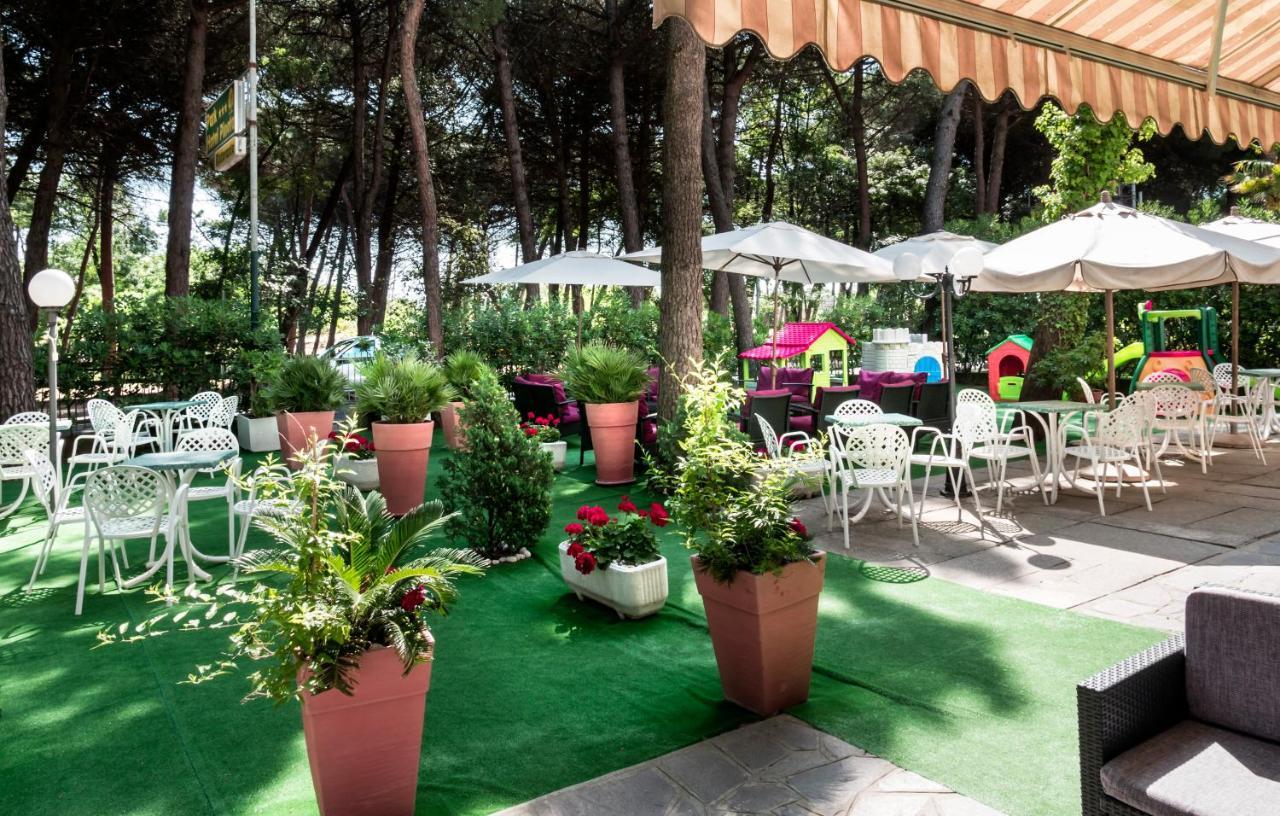 Park Hotel Pineta Cervia Exteriör bild
